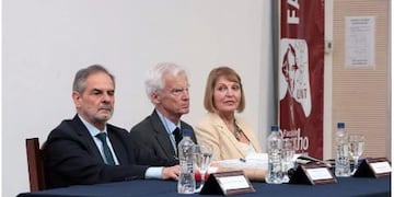 ingeniero Sergio Pagani, Pierre Guibentif, presidente de la Asociación Internacional de Sociología Jurídica con sede en Lisboa y  decana de la Facultad de Derecho doctora Cristina Grunauer