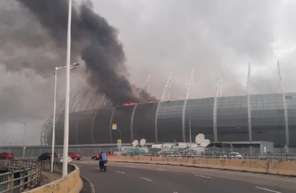 Brasil: impactante incendio en un estadio mundialista del 2014