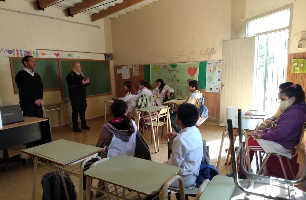 Charlas en escuelas primarias y secundarias sobre seguridad vial