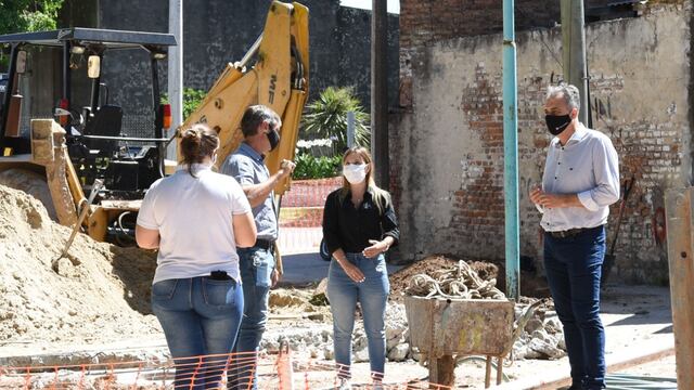Recorrida de funcionarios por la obra de desagüe de calle Tucumán