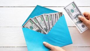 Reveló la nueva estafa viral del sobre con billetes y su video se hizo viral en TikTok