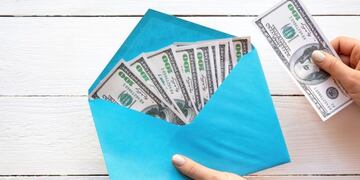 Reveló la nueva estafa viral del sobre con billetes y su video se hizo viral en TikTok