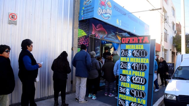 Los dueños de una pescadería de Córdoba regalaron más de 130 kilos de merluza a jubilados con la mínima. (José Gabriel Hernández / La Voz)