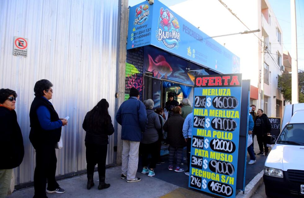 Varias cuadras de jubilados para conseguir merluza en una pescadería de Córdoba