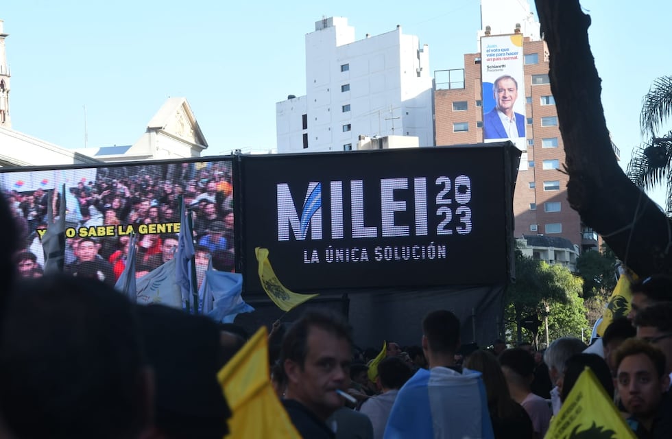 Con Milei en Córdoba, un cartel gigante de repudio apareció en barrio Cofico