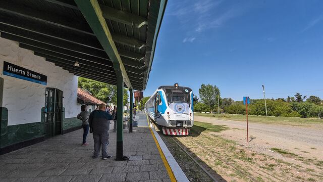 Las viejas estaciones ferroviarias de Capilla del Monte y de La Cumbre recuperaron ayer su función original. (La Voz)