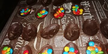 Huevos de pascua solidarios: dos mujeres prepararon más de 1.000 huevos para entregar en dos merenderos mendocinos. Foto: Gentileza Gabriela Carmona.