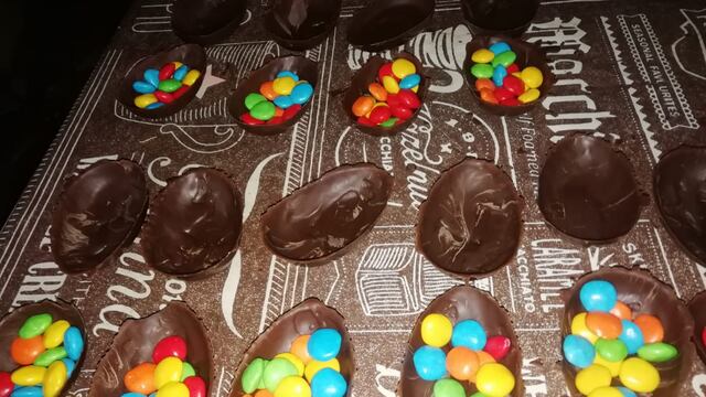 Huevos de pascua solidarios: dos mujeres prepararon más de 1.000 huevos para entregar en dos merenderos mendocinos. Foto: Gentileza Gabriela Carmona.