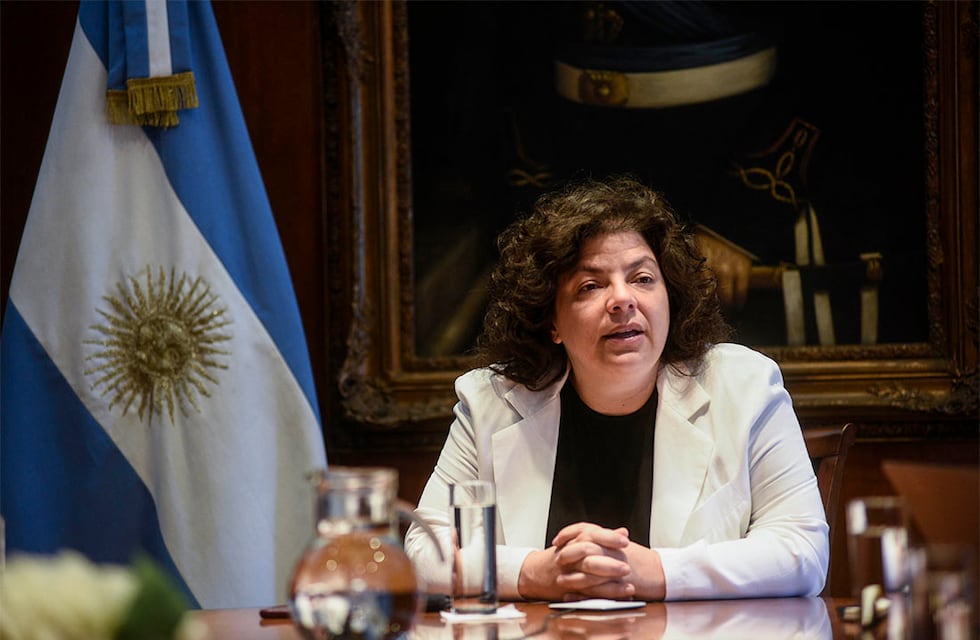 El desperfecto de Carla Vizzotti: encabezó un acto con una bota de cada color y se convirtió en tendencia