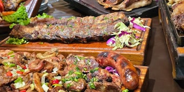Cuánto cuesta el menú libre de la parrilla El Ferroviario en junio de 2025