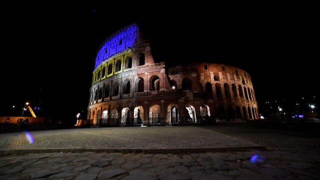 El Coliseo romano, en Italia, iluminado con los colores de la bandera de Ucrania.
