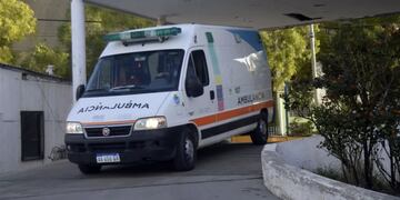 Un hombre se subió a arreglar el techo de su casa, se cayó y murió.