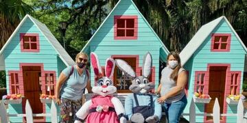 El equipo de «Eldorado Brilla» decora la ciudad por Semana Santa