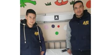 Los agentes de la AIC y la beba a la que le salvaron la vida