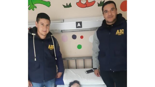 Los agentes de la AIC y la beba a la que le salvaron la vida