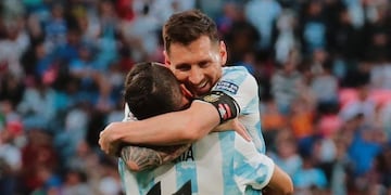 Lionel Messi y Ángel Di María festejan el segundo gol