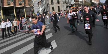 La carrera de mozos ya es un clásico de la Semana Gastronómica (foto de archivo)