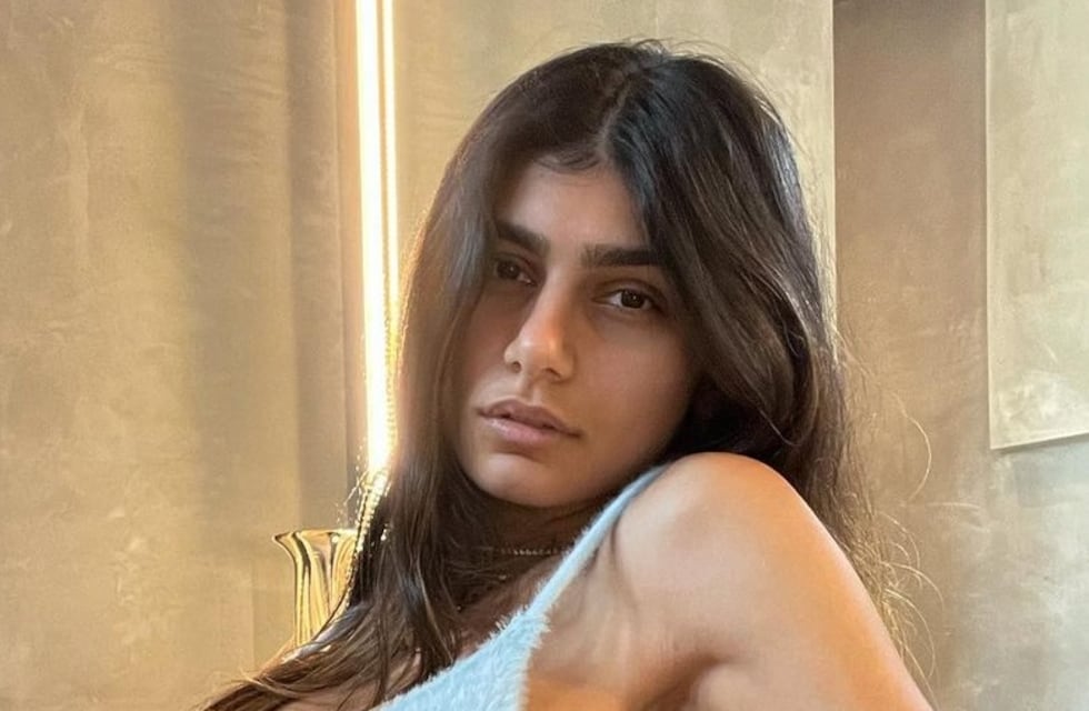 Mia Khalifa publicó fotos de espalda en bikini: una al natural y otra con filtro