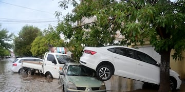 Vehículos estacionados en una calle inundada después de una tormenta, el viernes 7 de marzo de 2025, en Bahía Blanca, Argentina. (AP Foto/Juan Sebastian Lobos)
