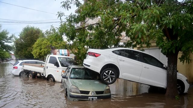 Vehículos estacionados en una calle inundada después de una tormenta, el viernes 7 de marzo de 2025, en Bahía Blanca, Argentina. (AP Foto/Juan Sebastian Lobos)