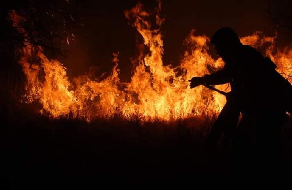 El fuego amenazó sobre costas del Lago San Roque, a la altura de Parque Síquiman