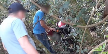 La motocicleta robada fue hallada en el monte.