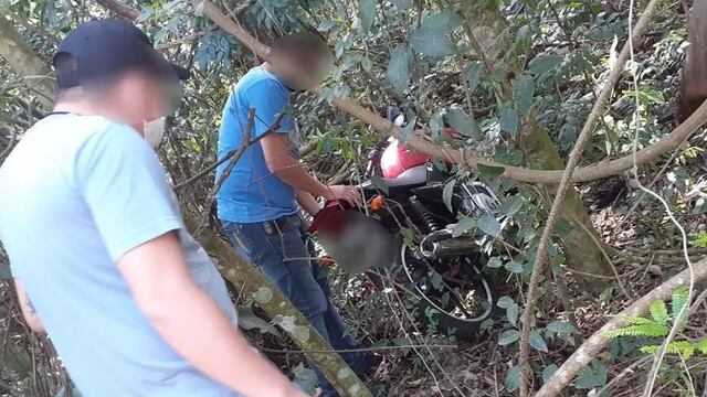 La motocicleta robada fue hallada en el monte.