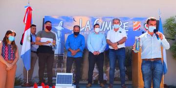 Se entregaron aportes económicos a los productores agropecuarios de La Cumbre afectados por los incendios. Foto: Jorge Gainza