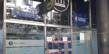 Las terminales del cruce de las peatonales Córdoba y San Martín quedaron inhabilitadas pasado el mediodía. (@everarnoldo)