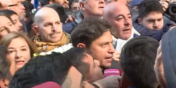 Axel Kicillof estuvo presente en la movilización de Cristina Kirchner en Recoleta y a su lado estaba  Fernando Sabag Montiel.