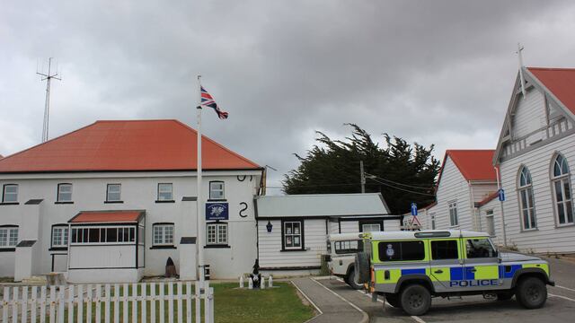 Malvinas: buscan 20 cuerpos de soldados argentinos al norte de Isla Soledad