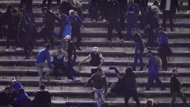 Violencia en las tribunas de Vélez entre la barra brava del Fortín y los infiltrados de Talleres.