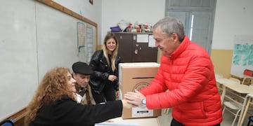Juan Schiaretti, al emitir su voto. (Twitter)