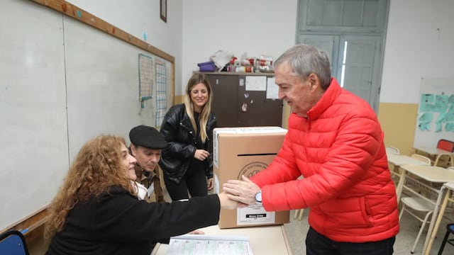 Juan Schiaretti, al emitir su voto. (Twitter)