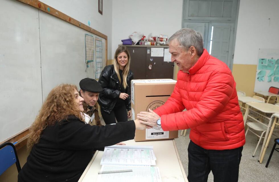 Juan Schiaretti votó en Córdoba y pidió que los vecinos concurran “masivamente” a las urnas