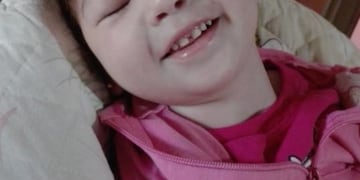 Matilda tiene 3 años, superó el coronavirus y continúa batallando contra el síndrome de West