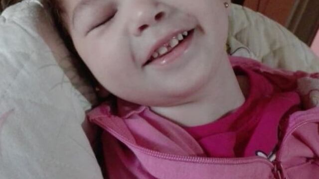 Matilda tiene 3 años, superó el coronavirus y continúa batallando contra el síndrome de West