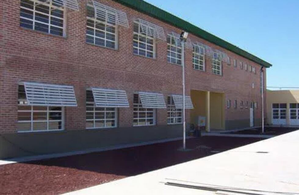 Escrache en una escuela de Neuquén: le robaron el celular con las fotos de su papá y escribió en las paredes “Acá me robaron, chorros”