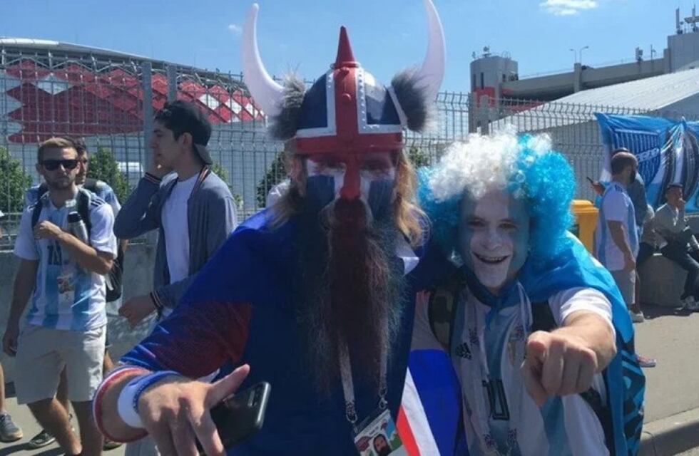 Quién es el hincha sanjuanino que viajó a Qatar con 45 camisetas argentina para intercambiar