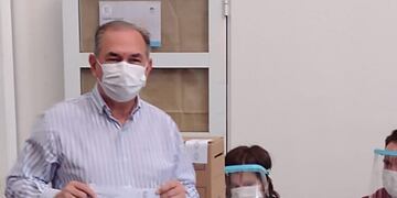 PASO 2021 en Misiones: votó el intendente de Posadas en la sede del Dachary en el oeste de la ciudad