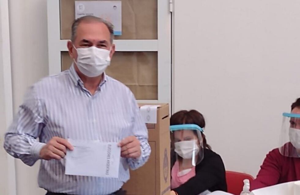 PASO 2021 en Misiones: votó el intendente de Posadas en la sede del Dachary en el oeste de la ciudad