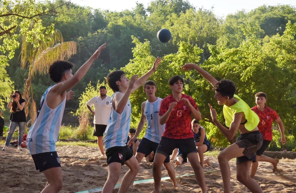 La Selección Argentina Juvenil de Beach Handball concentra en Arroyito hasta el jueves