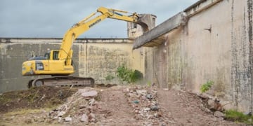 Comenzaron a demoler el muro exterior de la cárcel de barrio San Martín.