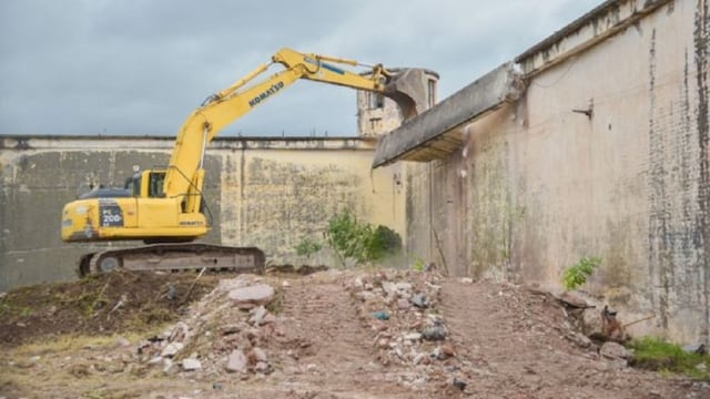 Comenzaron a demoler el muro exterior de la cárcel de barrio San Martín.