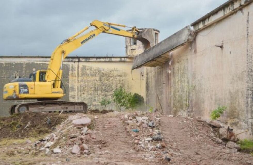 Córdoba: inician demolición del muro de la ex cárcel San Martín