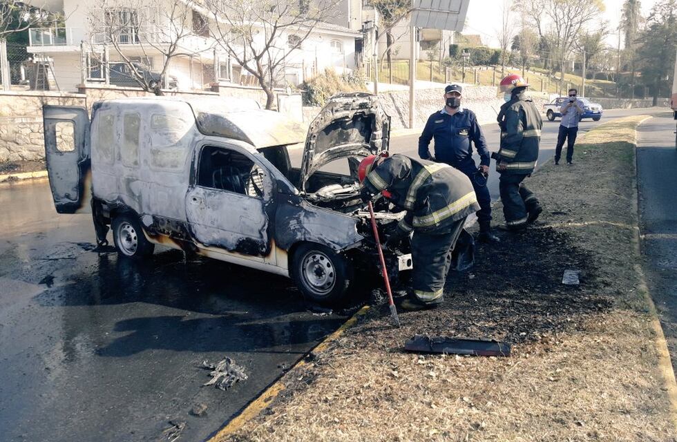 Impresionante video: una camioneta descontrolada y prendida fuego en la subida del Cerro