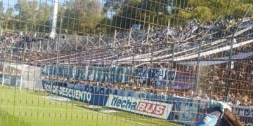 Un joven llevó a su papá a ver a Gimnasia después de 30 años.