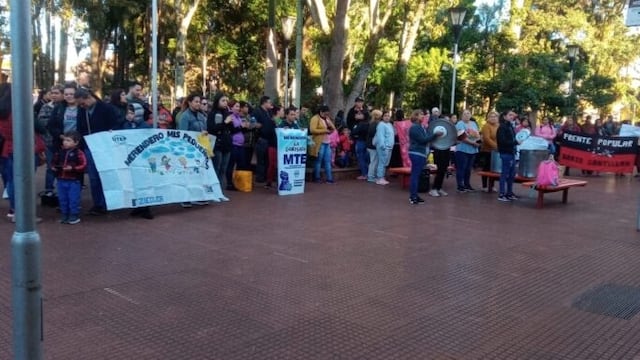 Protesta por falta de asistencia a merenderos de Eldorado.
