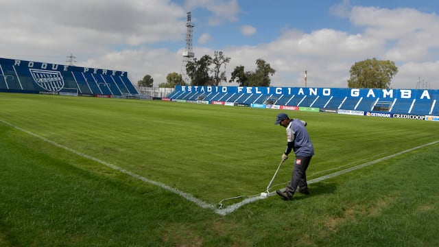 Trabajadores están dando los últimos retoques a la cancha a la espera del partido oficial de mañanadel Tomba después de 15 años. Orlando Pelichotti/Los Andes