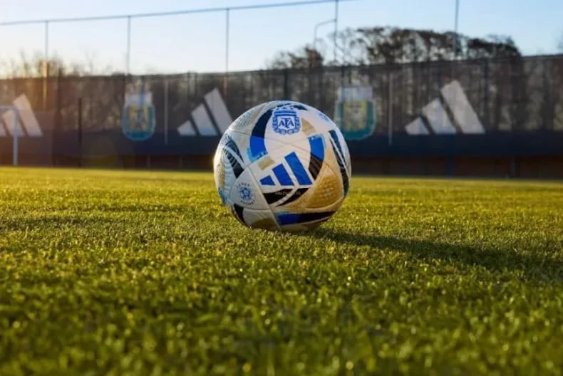 Nueva pelota del fútbol argentino.